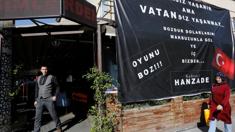 Kavárna v Ankaře nabízí jídlo a pití zdarma lidem, kteří přinesou účtenku o výměně amerických dolarů za liry