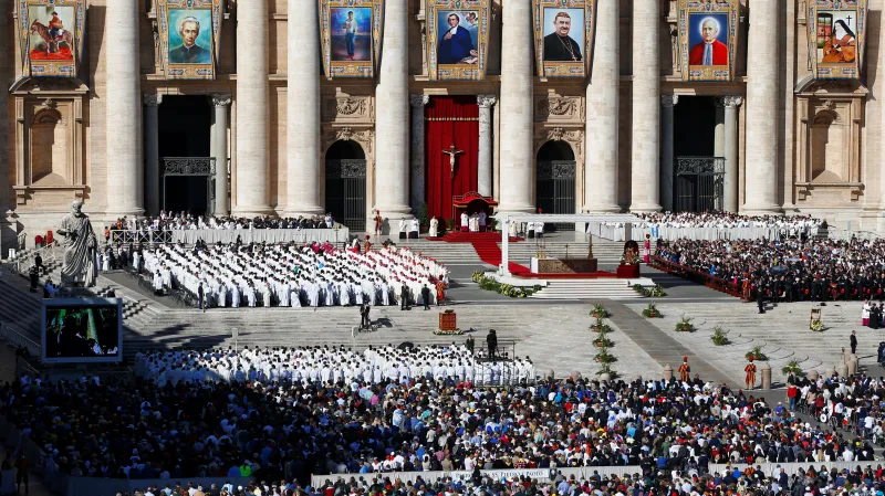 Svatopetrský dóm ozdobily tapiserie svatých