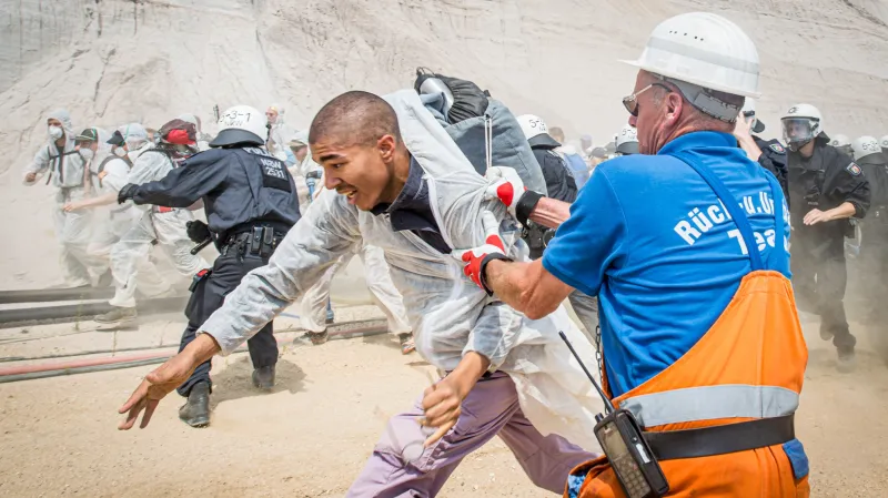 Ve dnech 27. 10. 2018 a 22. 6. 2019 tisíce aktivistek a aktivistů při nenásilné masové občanské neposlušnosti Ende Gelaende zablokovaly na několik dní infrastrukturu uhelných dolů v německém Porýní.