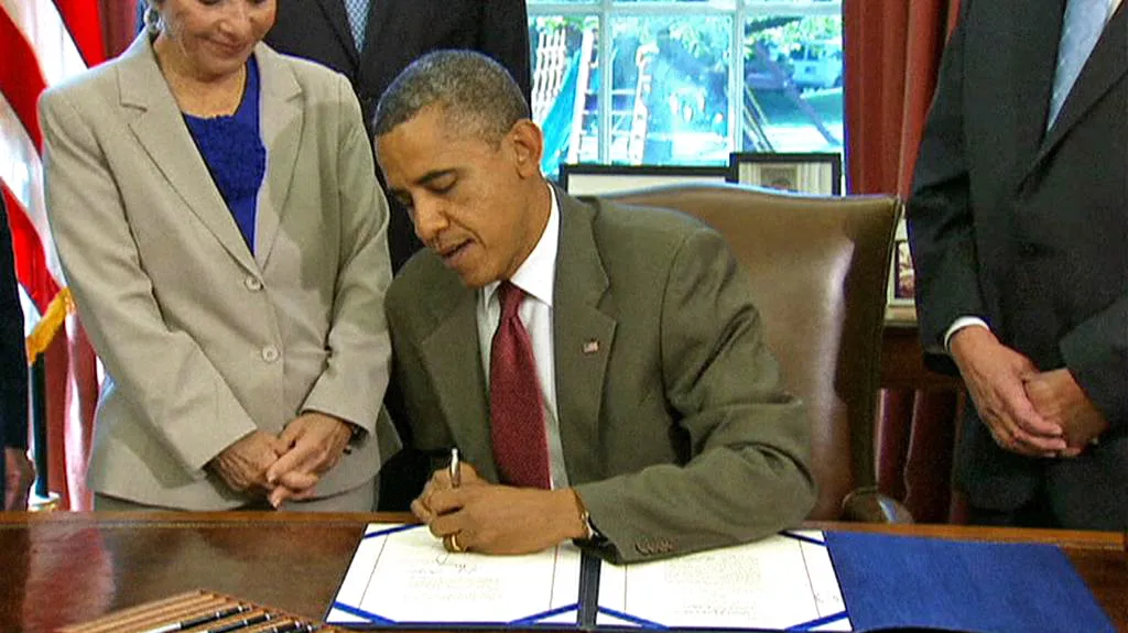 Barack Obama při podpisu americko-izraelské dohody