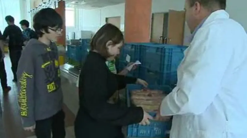 Ředitel vsetínské školy rozdával žákům bagety