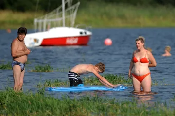 Česko zažilo poslední žhavý den. Přijdou bouřky, v pondělí i trvalejší déšť