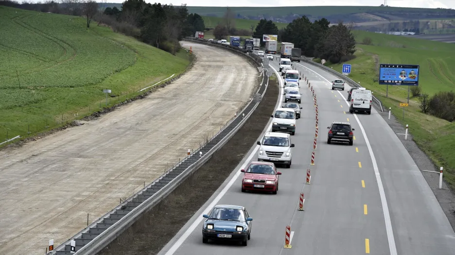 Omezení na D2 bezprostředně u Brna končí, začaly ale práce za exitem Blučina
