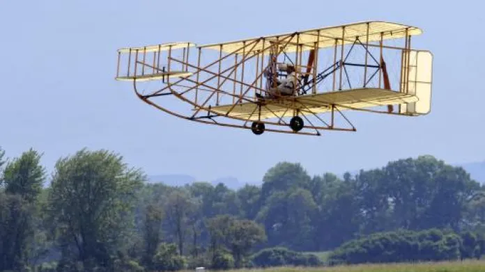 Historický letoun Wright Flyer byl jednou z největších atrakcí aviatické pouti.