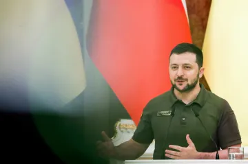 Ukrajina se musí postavit realitě čelem a začít mluvit s Putinem, připustil Zelenskyj