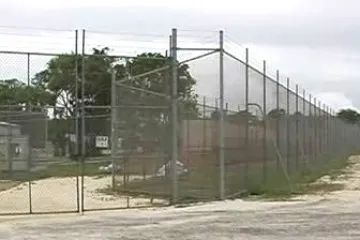 Austrálie už nebude věznit imigranty v zadržovacích táborech