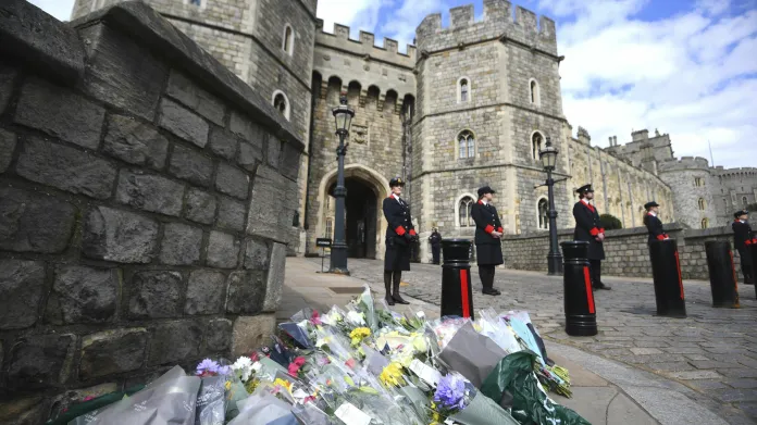 Lidé kladou květiny k hradu Windsor