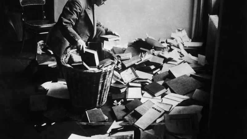 Příprava na pálení „neněmeckých“ knih