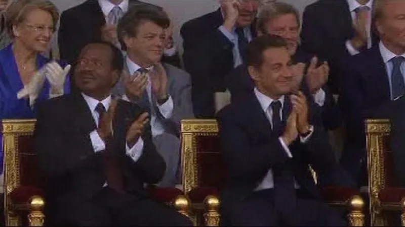 Delegace přihlížejí vojenské přehlídce