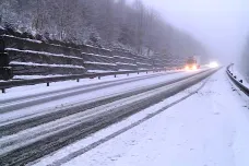 Dopravu komplikovaly namrzlé silnice i dálnice