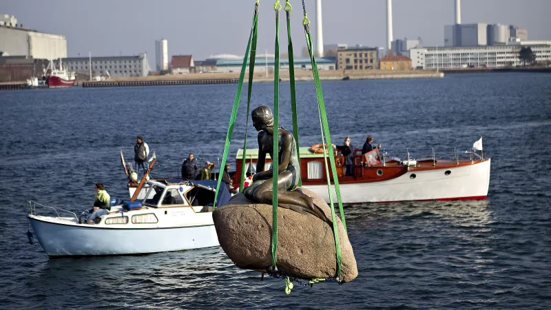 Stěhování sochy Malé mořské víly na Expo v Šanghaji (2010)