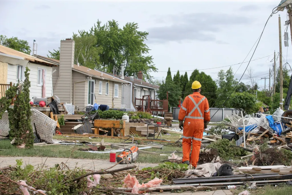 Okrajovou část Montrealu zasáhlo silné tornádo. Nejvíce poškozených domů bylo ve městě Mascouche