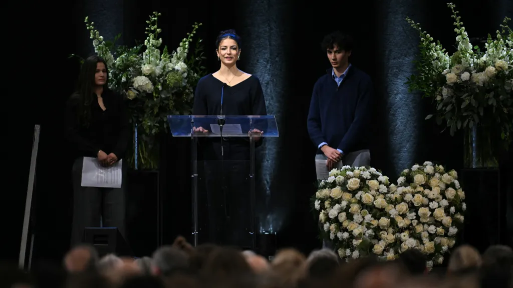 Mladí lidé pronášejí projevy během vzpomínkové ceremonie za oběti smrtícího požáru, 9. ledna 2026
