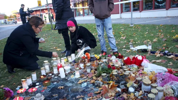 Švédové si připomínají oběti masakru na škole v Trollhättanu