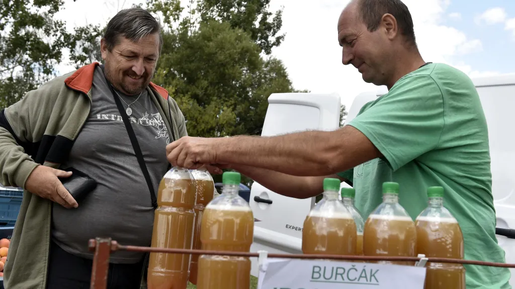 Miloslav Machuča je už tradičně prvním prodejcem burčáku