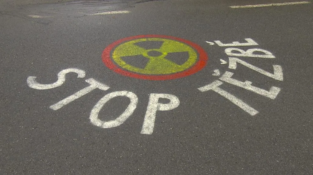 Nápis na silnici poblíž bývalého dolu v Brzkově