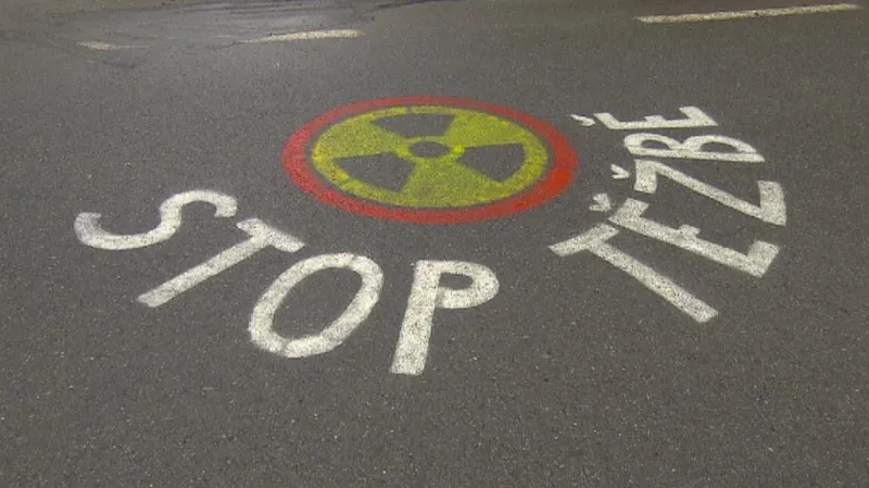 Nápis na silnici poblíž bývalého dolu v Brzkově