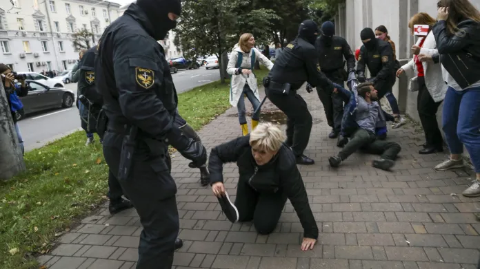 Demonstrace běloruských žen na podporu opoziční vůdkyně Maryje Kalesnikavové