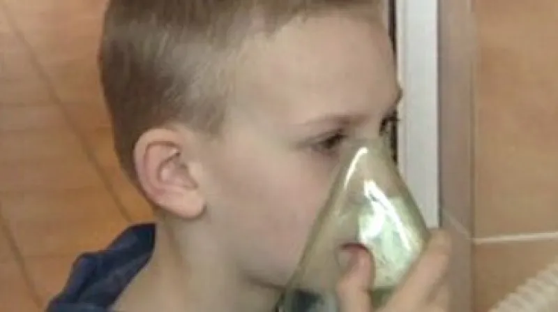 Inhalující chlapec