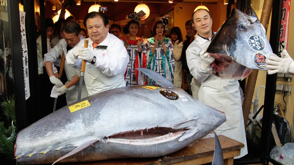 Kijoši Kimura (vlevo) s rekordně vydraženým tuňákem