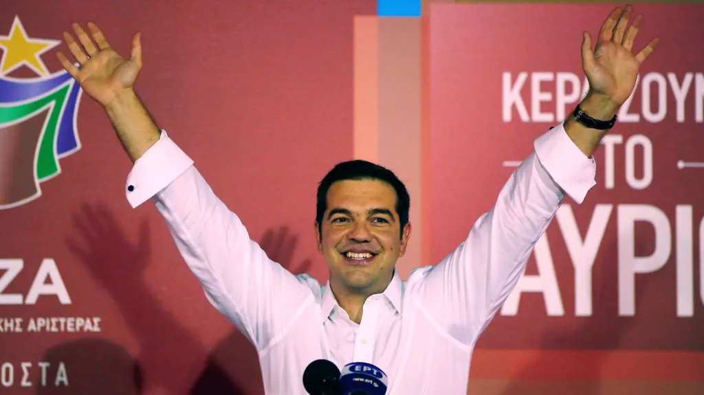 Lídr Syrizy Alexis Tsipras oslavuje vítězství v řeckých volbách