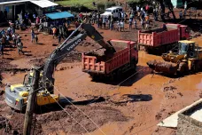 V Keni se protrhla přehrada, řítící se voda s bahnem pohřbila desítky lidí