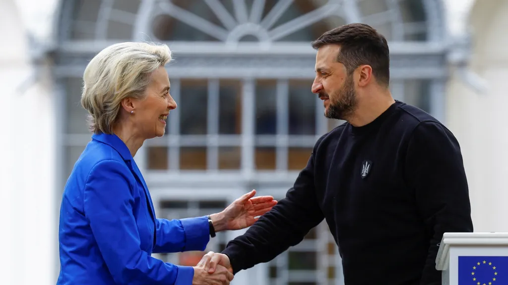 Předsedkyně Evropské komise Ursula von der Leyenová s ukrajinským prezidentem Volodymyrem Zelenským
