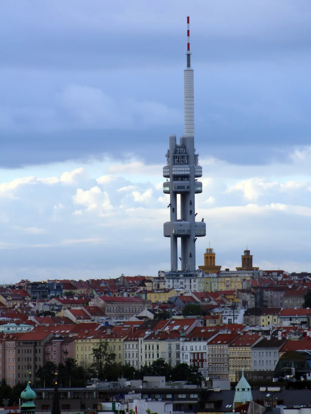 Cenu za celoživotní dílo, udělované radou Obce architektů, obdržel Václav Aulický. Na jeho pracích je patrný zájem o soudobou světovou architekturu i úcta k velkému dědictví českého funkcionalismu, uvedli pořadatelé ceny. Aulický je mimo jiné autorem chválené i kritizované televizní věže na pražském Žižkově