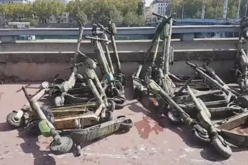 Potápěči vylovili z řek v Lyonu stovku elektrických koloběžek
