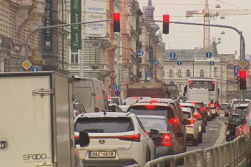 Rozsáhlá uzavírka v Legerově přeměnila pražskou magistrálu na parkoviště. Auta postávala už od Pankráce