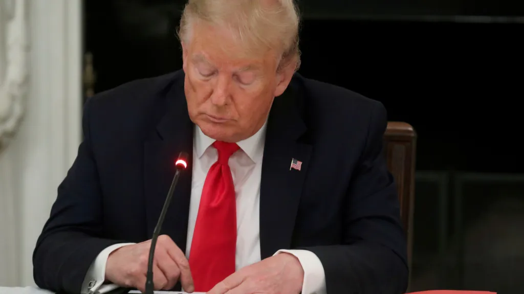 Donald Trump sleduje mobil