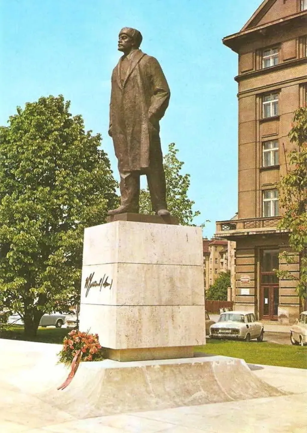 Socha V. I. Lenina hleděla na náměstí Říjnové revoluce v Praze 6. Po roce 1990 se z náměstí Říjnové revoluce stalo Vítězné náměstí a zmizel i Leninův pomník