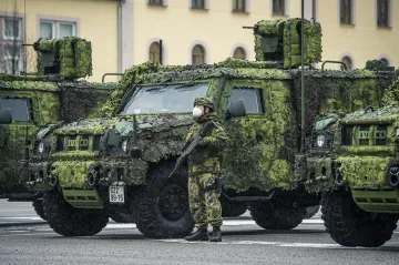 Vojenští chemici z Liberce převzali průzkumná lehká obrněná vozidla české výroby