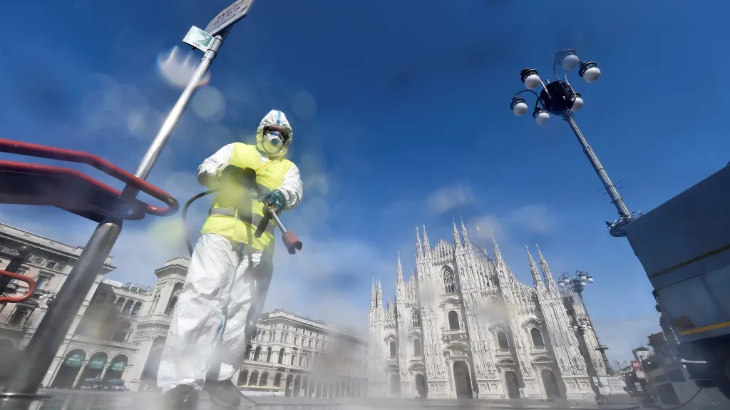 Pracovník čistí náměstí před milánským dómem
