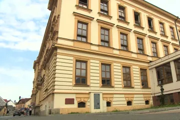 Útok nožem v domažlické škole policie vyšetřuje pro podezření z pokusu o vraždu