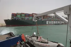 Zablokovaný Suez může ovlivnit až patnáct procent kontejnerové dopravy, tvrdí analytici