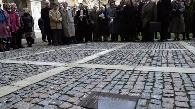 Pamětní deska na nádvoří Černínského paláce, kde byl nalezen Masaryk mrtev