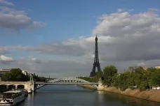 Eiffelova věž se po třech měsících částečně otevřela, Katalánsko ruší omezení pro restaurace a bary