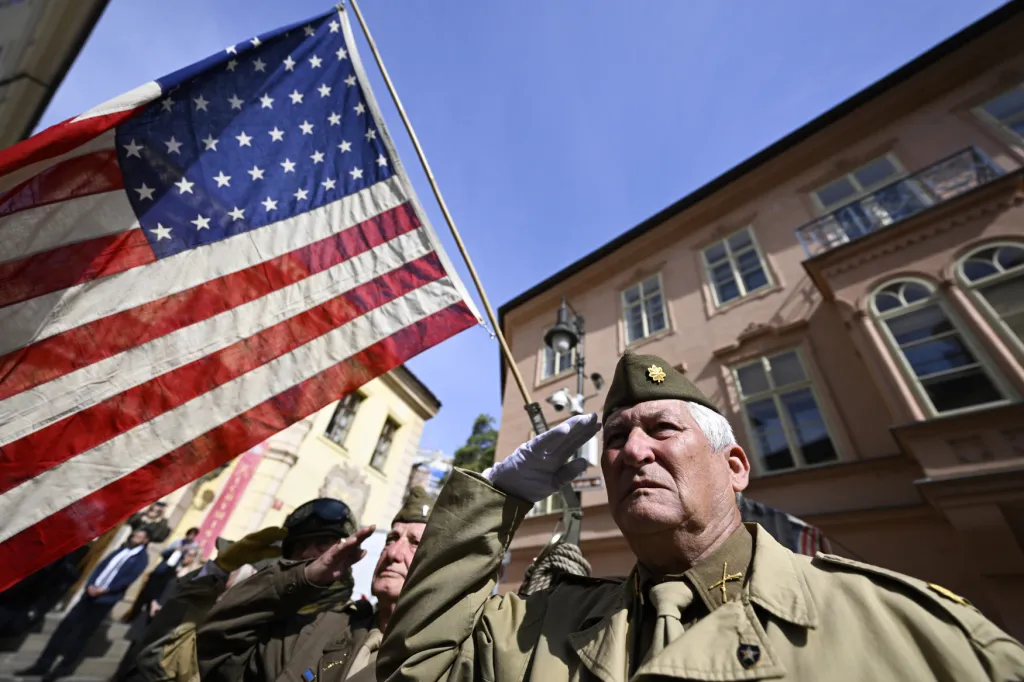 Konvoj osvobození připomněl v Praze konec druhé světové války