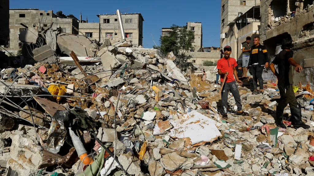 Trosky zničeného domu v Pásmu Gazy
