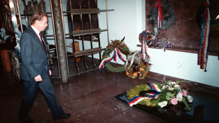 Václav Havel u hrobu Jana Amose Komenského v Naardenu