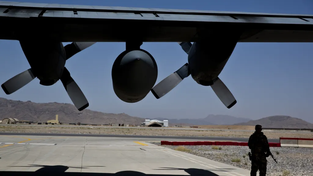 Voják NATO pod křídlem amerického letounu Herkules C-130