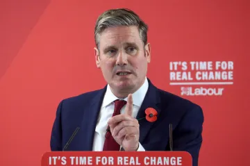 Corbyna střídá v čele labouristů odpůrce brexitu Starmer