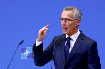 Je čas zvážit konec části omezení pro Kyjev při používání západních zbraní, míní Stoltenberg