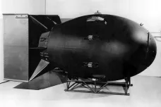 Dokončování první atomové zbraně bylo soubojem o čas