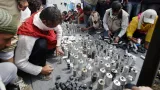 Uprchlíci shromáždili použité gumové projektily a nádoby od slzného plynu, které v neděli použila makedonská policie