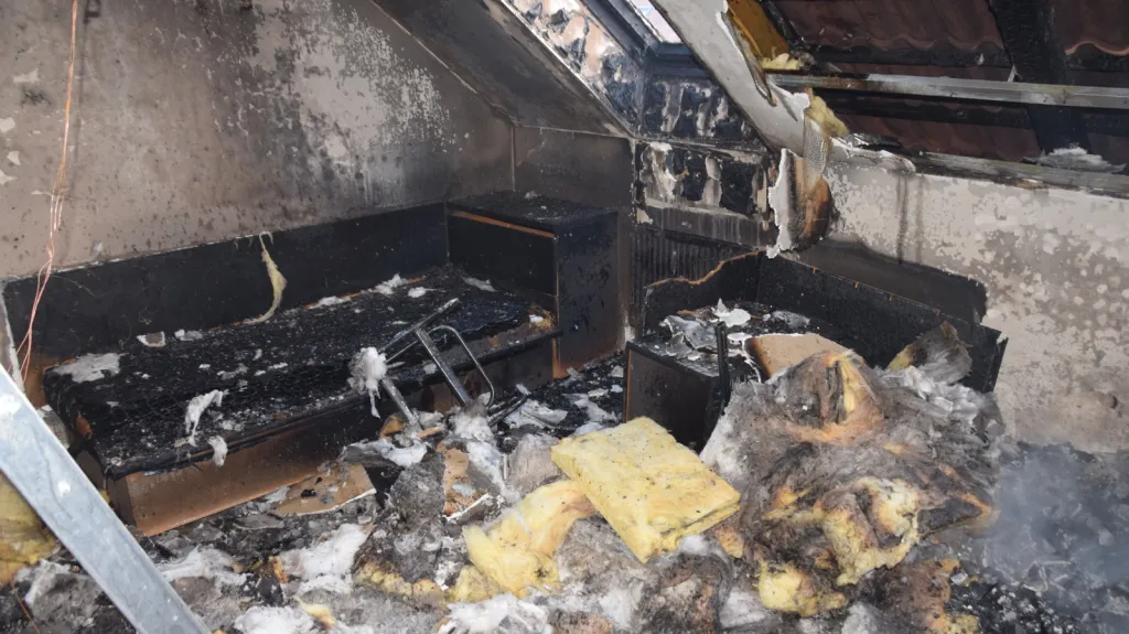 Vyhořelý pokoj v dětském domově v Prčici