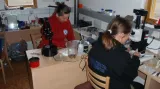 Parazitoložky zkoumají vzorky v improvizované laboratoři