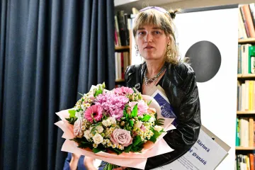 „Něco, co české poezii chybělo." Ortenovu cenu zasáhlo Házeliště granátů