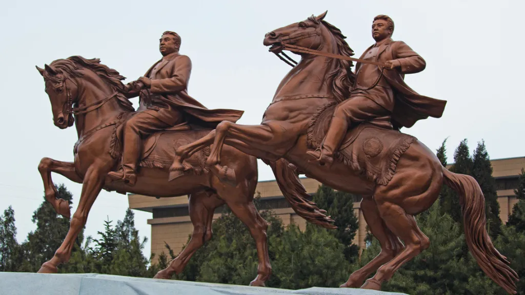 Jezdecké sousoší Kim Ir-sena a Kim Čong-ila